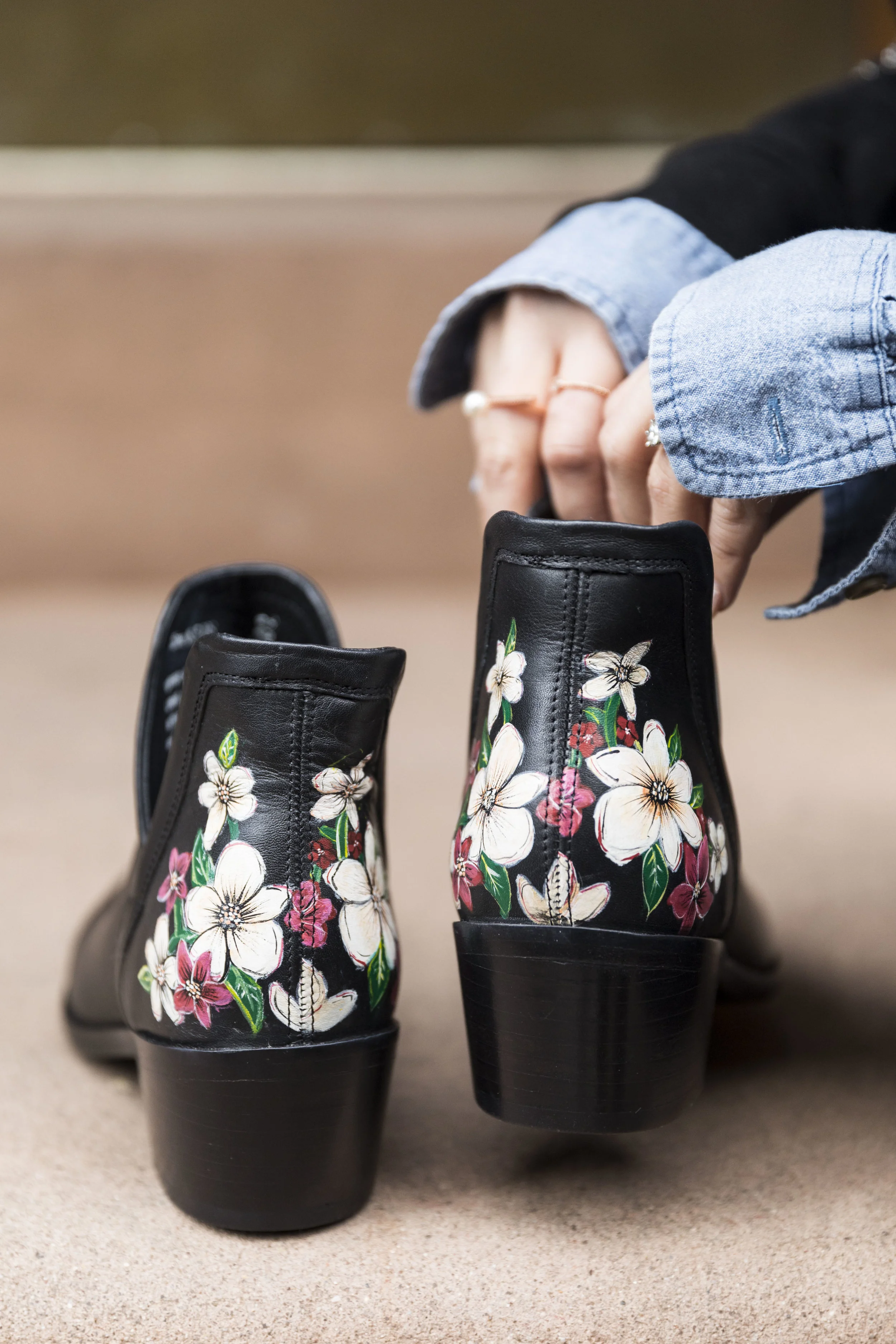 This pair of Fika Garden boots feature 100% hand-painted details.