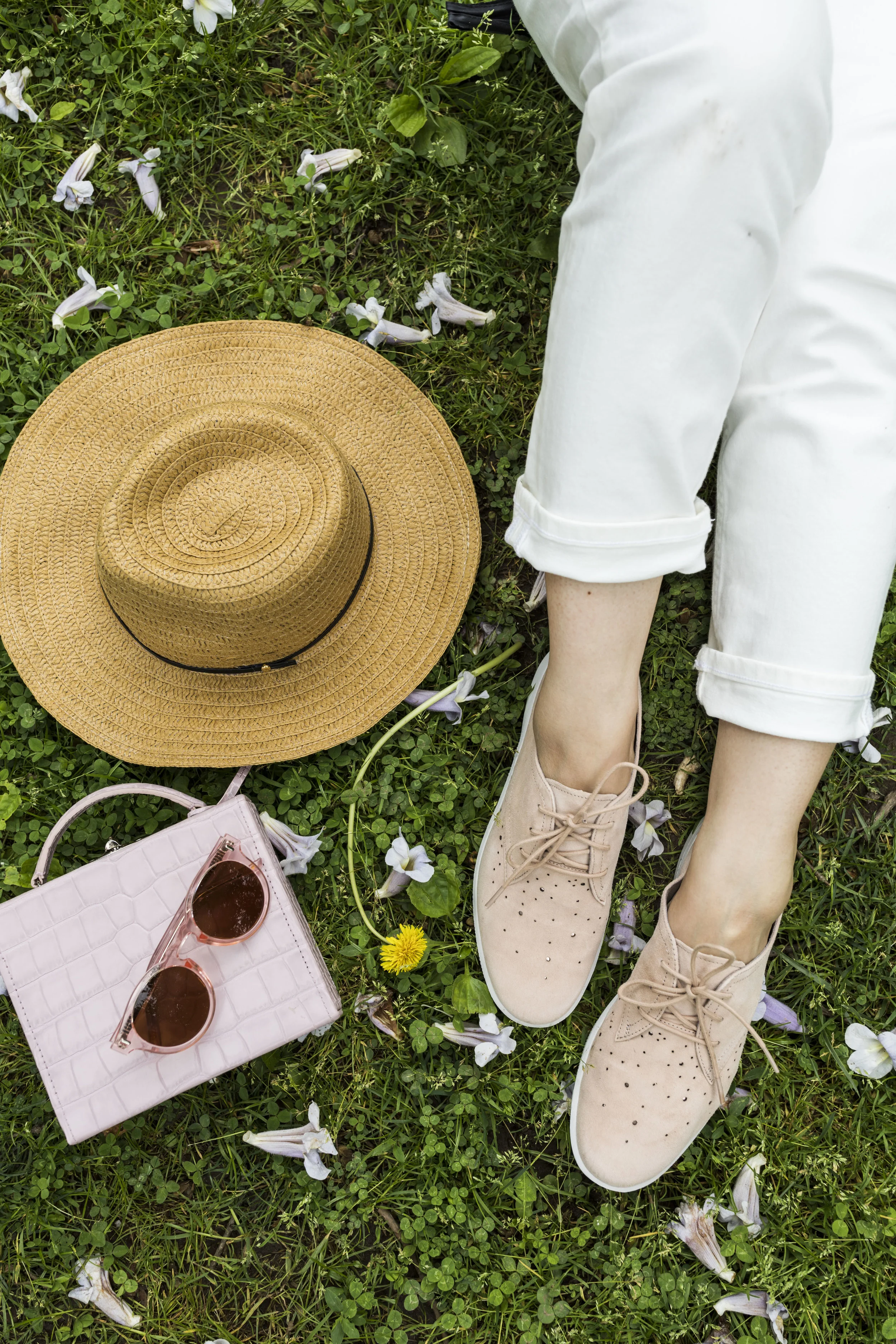 Bag: Pop&Suki; Sunglasses: Bonnie Clyde.