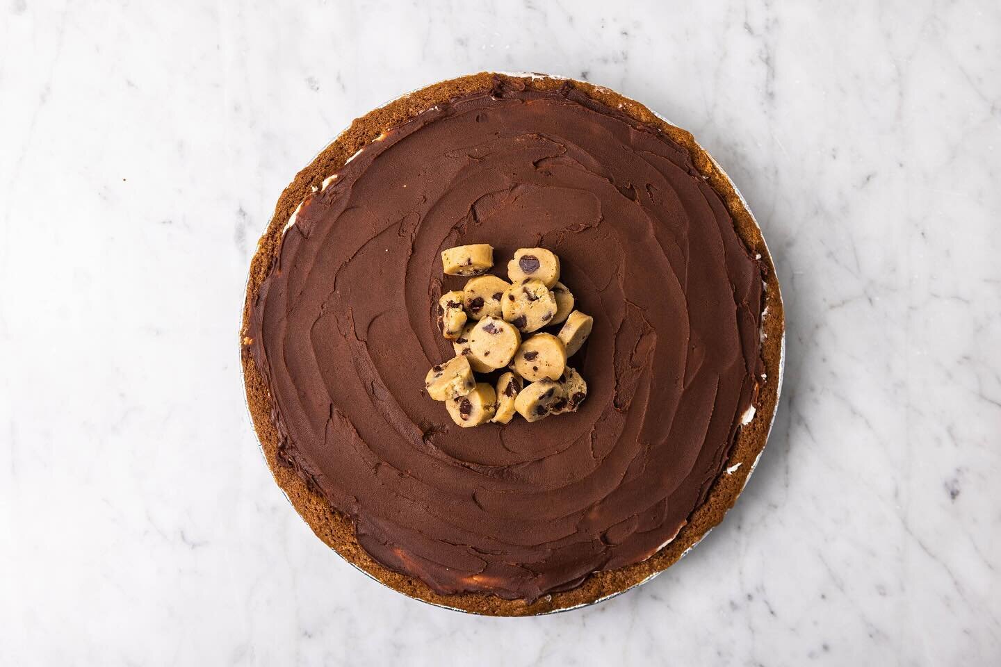 👋 Cookie Dough Pie!

This Winston Pies original is 💥 🔥 🤯 . Pre-order. Especially if this is what you want to be eating while watching the games this weekend! 🏈 🍪 

Chocolate chip cookie crust, light vanilla filling with big gobs of (eggless) co