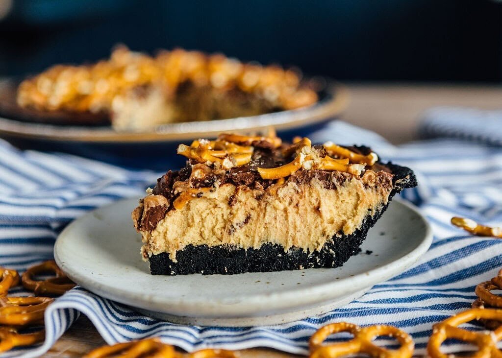 👋 Peanut Butter Touchdown Pie! 

Housemade Oreo cookie crust, light fluffy peanut butter filling, topped with chocolate and pretzels. 😳 Who&rsquo;s ready for some football?!

Don&rsquo;t forget to pre-order for Sunday! 🏈🥨