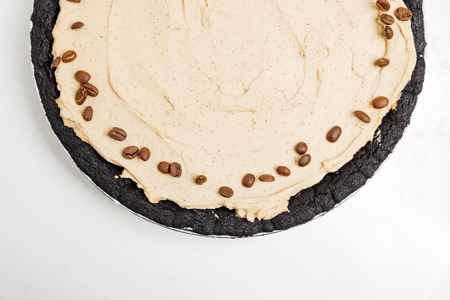 👋 Kona Coffee Pie! Our newest pie flavor!
An espresso-infused cream filling on a housemade chocolate cookie crust. A wake up call to all coffee lovers.
Pair it with an awesome coffee drink made with the finest beans around from @caffeluxxe