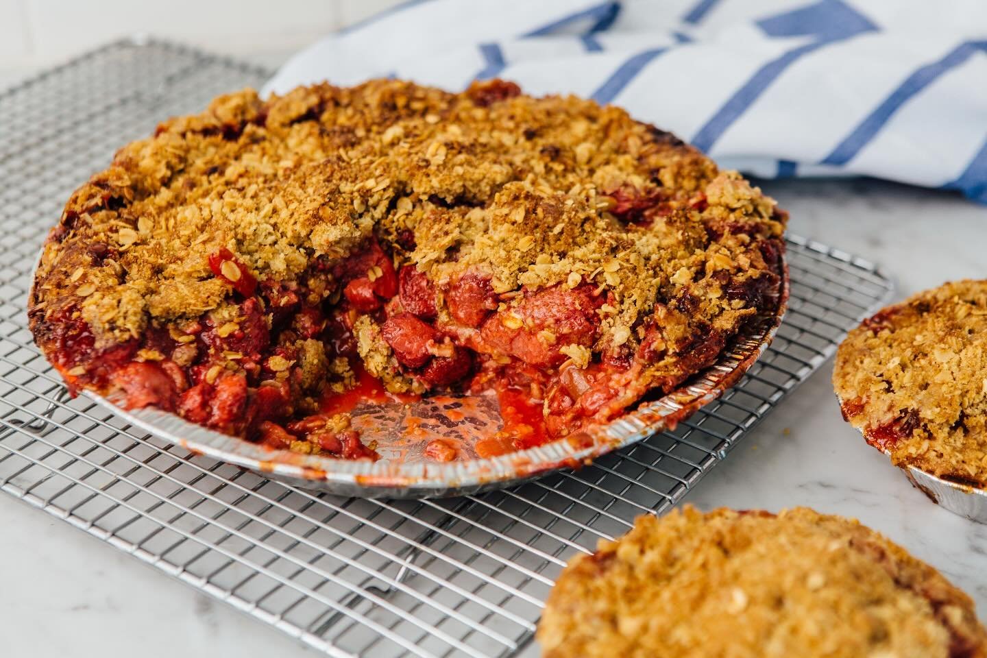 Strawberry Rhubarb Crumble is back! A fan favorite just in time for Spring!
Fresh strawberries, rhubarb topped with an oaty crumble. It always comes GFV. 🍓🍃
Available in full sizes and slices.