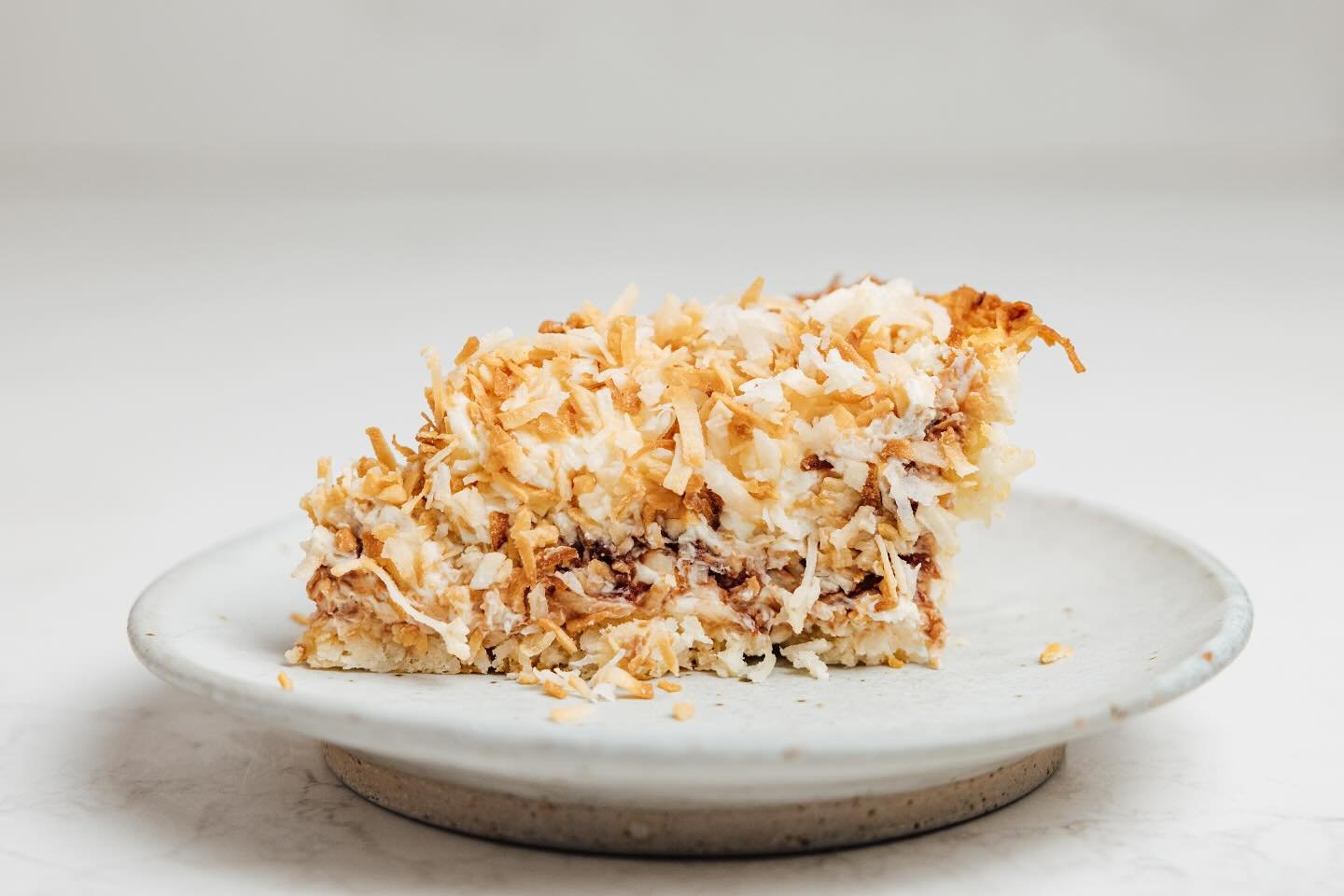 👋 Coconut Dream! This beauty starts Wednesday just in time for Passover!
Coconut macaroon shells with a light coconut cream filling, a layer of dark chocolate topped with toasted coconut. GF!
Pre-order for your seder!
*Contains dairy.