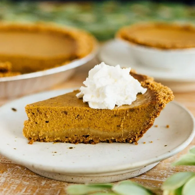 Pumpkin pie is back 🤗 🥧 🎃 
#pumpkinpie #psl #lafood #losangelesfood #pielover #fallfood #pumpkindessert #winstonpies