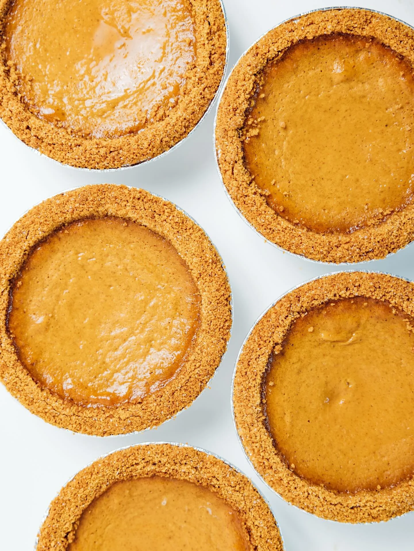 What’s your favorite pie we have in rotation right now?! 🥧 ✨ 
#fallfood #winstonpies #pie #applepie #pumpkinpie #psl #foodiesofig #lafood