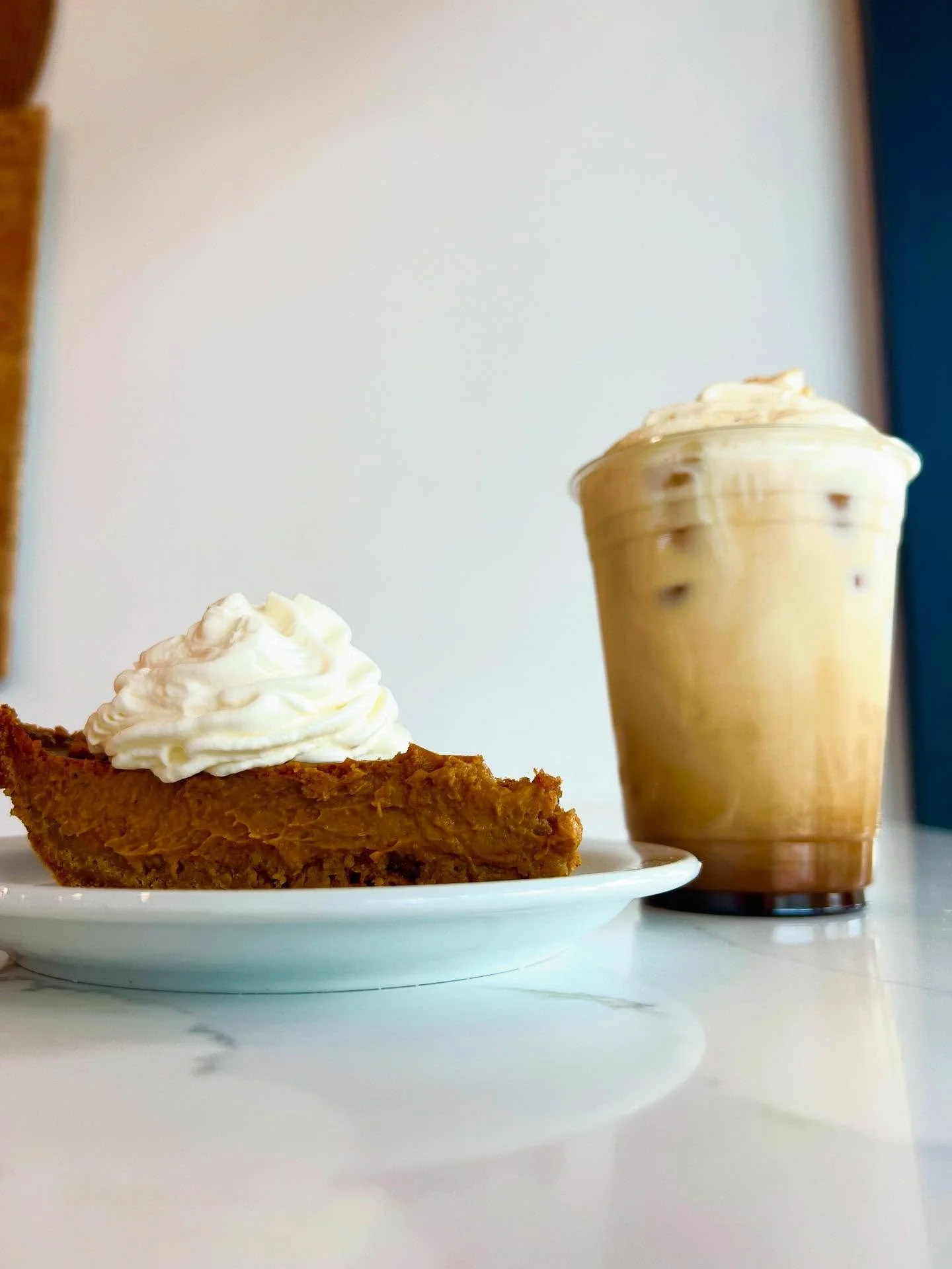 Name a better duo&hellip; we&rsquo;ll wait 😏 
✨ 
Pumpkin pie and PSL

#psl #pumpkinpie #bestfriends #losangelesfood #lafood #foodphotos #yummyfood