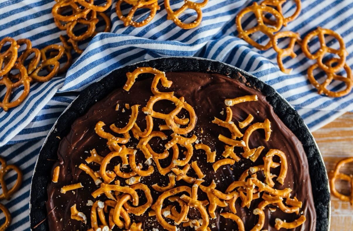 Remember to grab your touchdown pie for the big game Sunday! 🏈 

Dark Cookie Crumble crust, luscious peanut butter filling, chocolate ganache layer and topped with crushed pretzels. Salty &amp; Sweet combo magic 🪄 

#winstonpies #Superbowl #saltysw