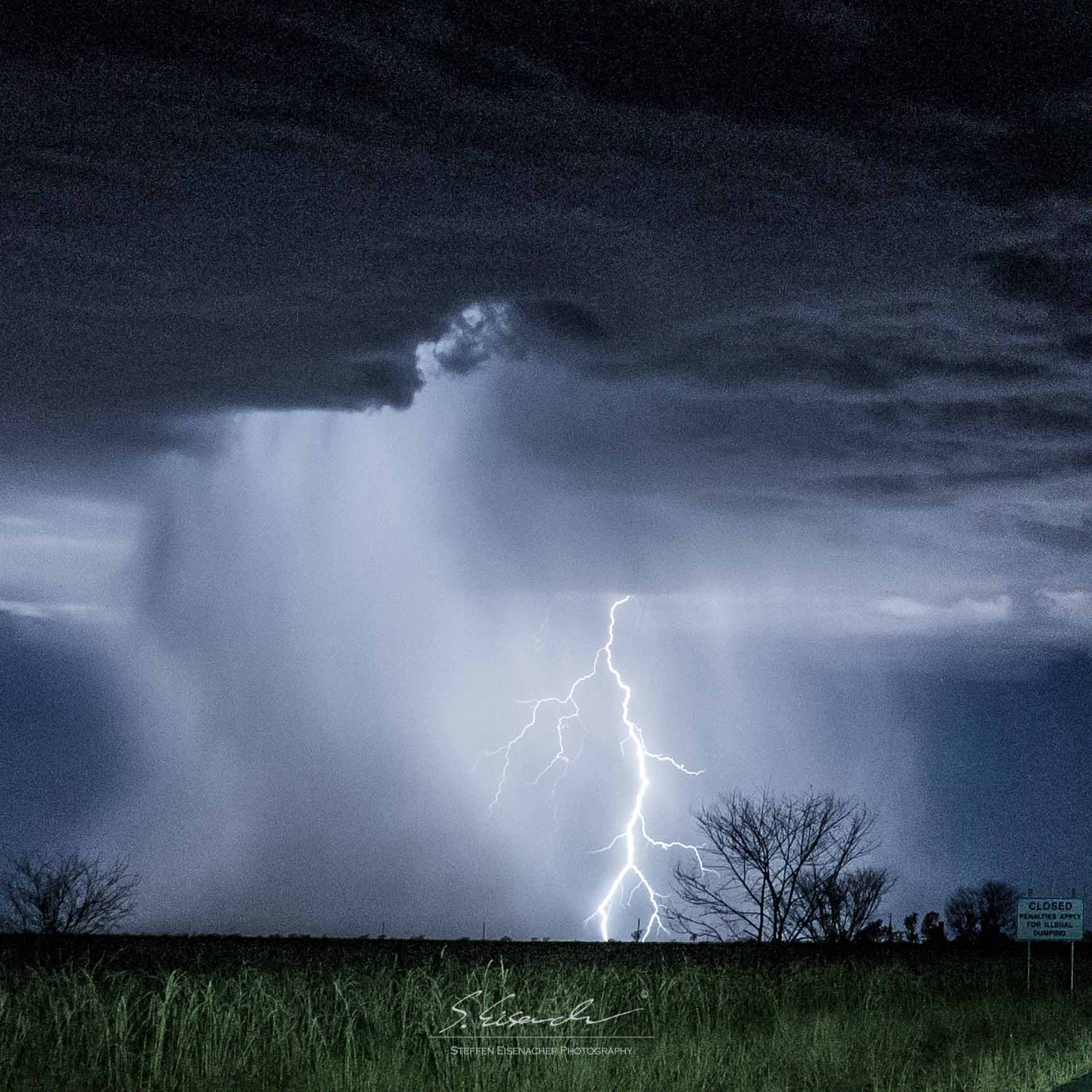 (6) Lightning storm in Queensland. The storm was about 50km south of my position. 30 sec f/4 ISO3200