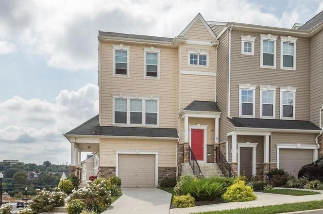 418 Woodcrest Dr SE Unit B - $479,900