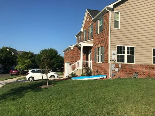 Young professionals group home in Congress Heights seeks roommate - $950/month 