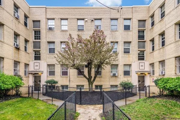 FOR RENT | 215 Oakwood Street SE - $1,557/month