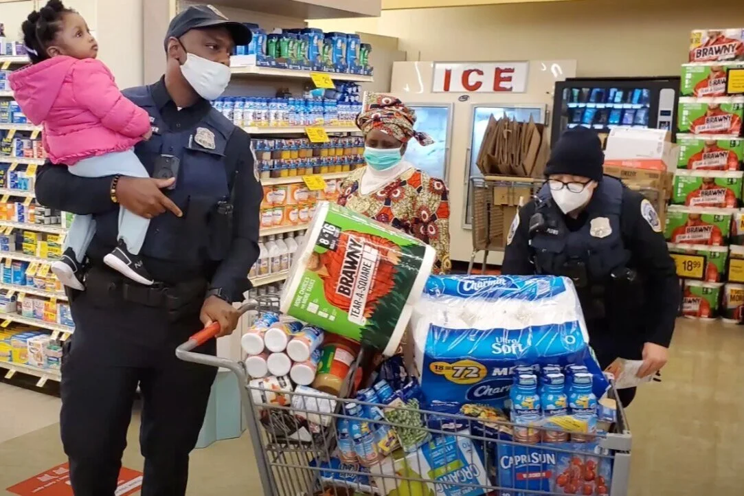 Heartwarming video of MPD 6D Officers surprising family by paying for their groceries