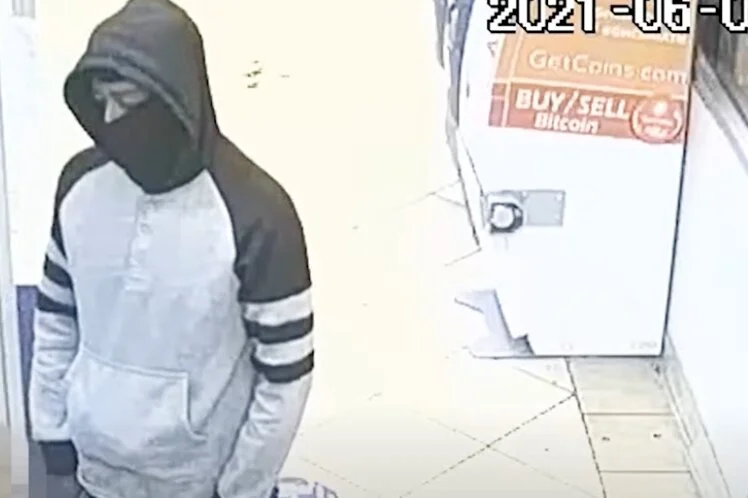 MPD 6D | *Updated with Video* Suspect Sought in an Armed Robbery (Gun) Offense: 4400 b/o Benning Road, NE