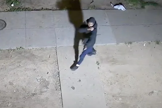 MPD 7D VIDEO | Suspects and Vehicle Sought in an Armed Robbery (Gun) Offense: 3900 Block of 1st Street, SE