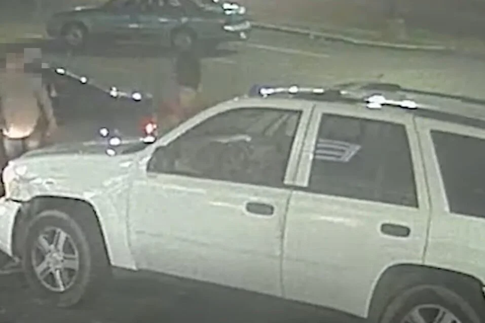 MPD 6D VIDEO | Suspects and Vehicle Sought in a Robbery (Force and Violence) Offense: 4400 b/o Benning Road, NE