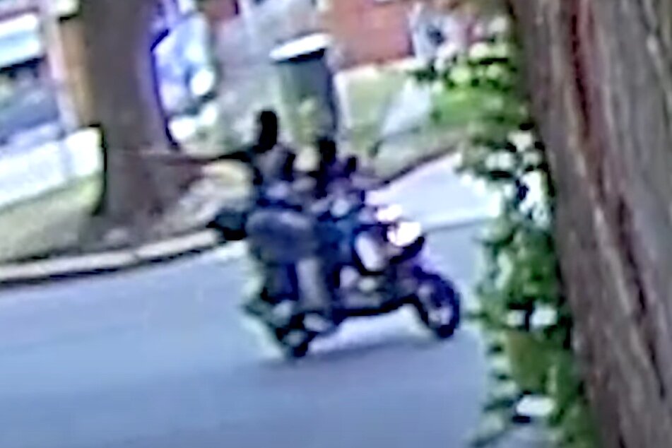 VIDEO | Persons of Interest in Unlawful Discharge, Unit b/o 53rd St, SE