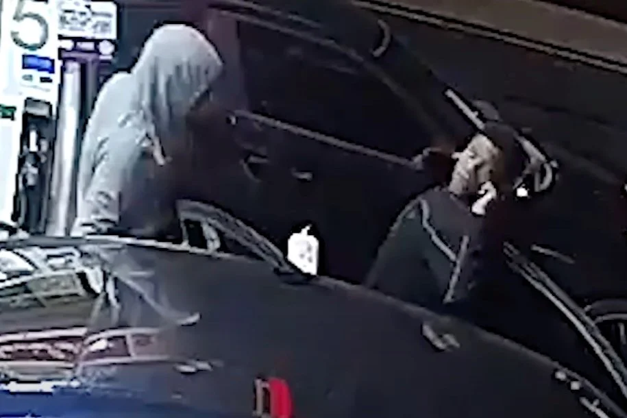 MPD 6D VIDEO | Suspects and Vehicles Sought in a Robbery (Force and Violence) Offense: 3800 b/o Minnesota Ave, NE