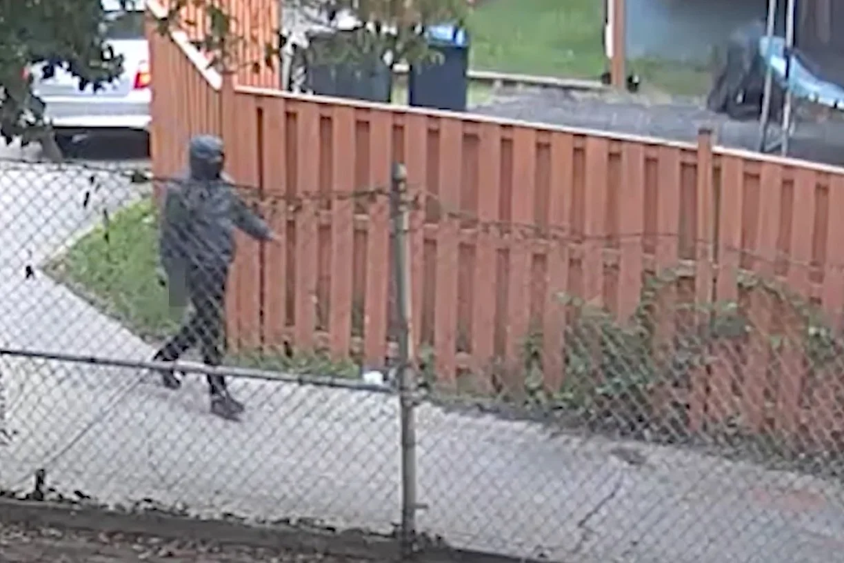 MPD 6D | Suspect and a Vehicle of Interest Sought in an Armed Robbery (Gun) Offense: 4200 b/o Dix Street, NE