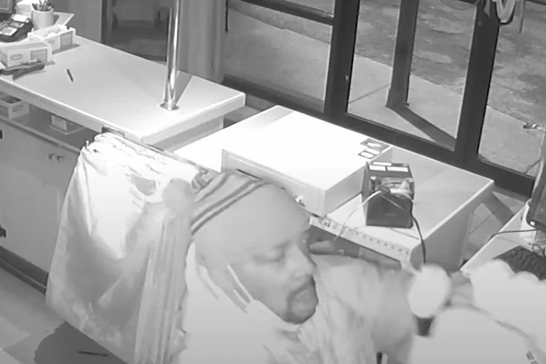 MPD 7D VIDEO | Suspect Sought in a Burglary Two of an Establishment Offense: 3700 b/o Martin Luther King Jr Ave, SE