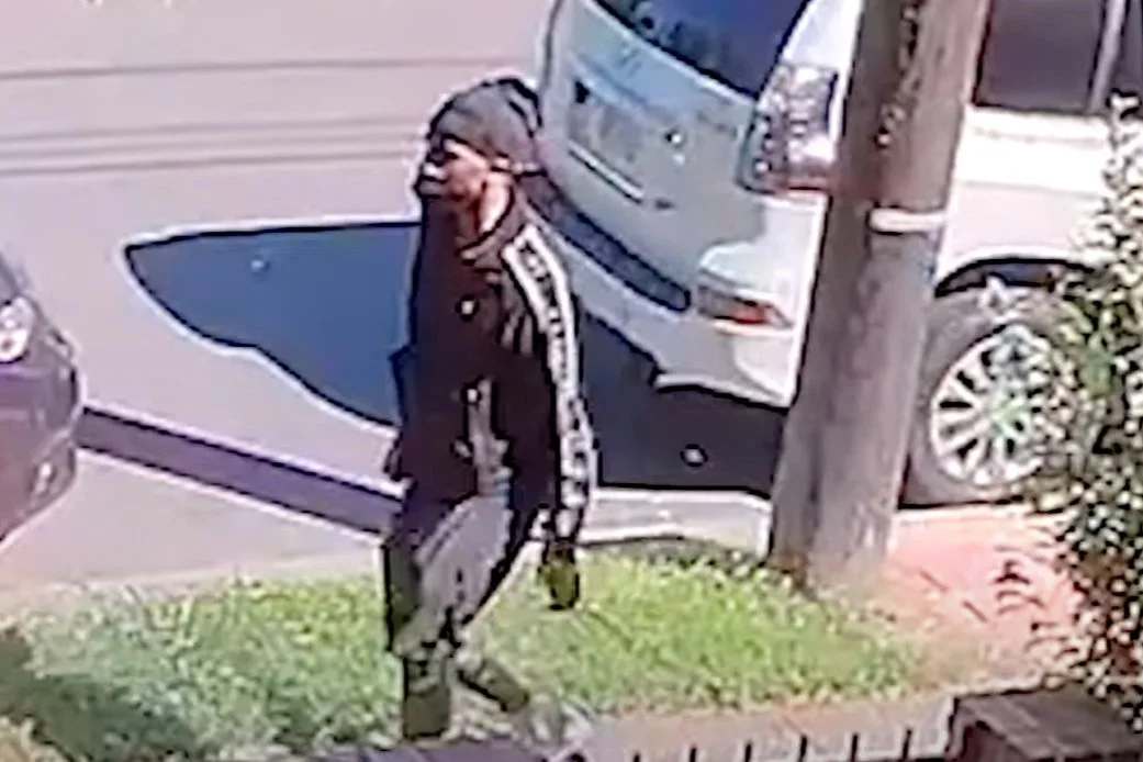 MPD 6D VIDEO | Suspect Sought in an Armed Robbery (Gun) Offense: 1100 b/o Fairlawn Ave, JR