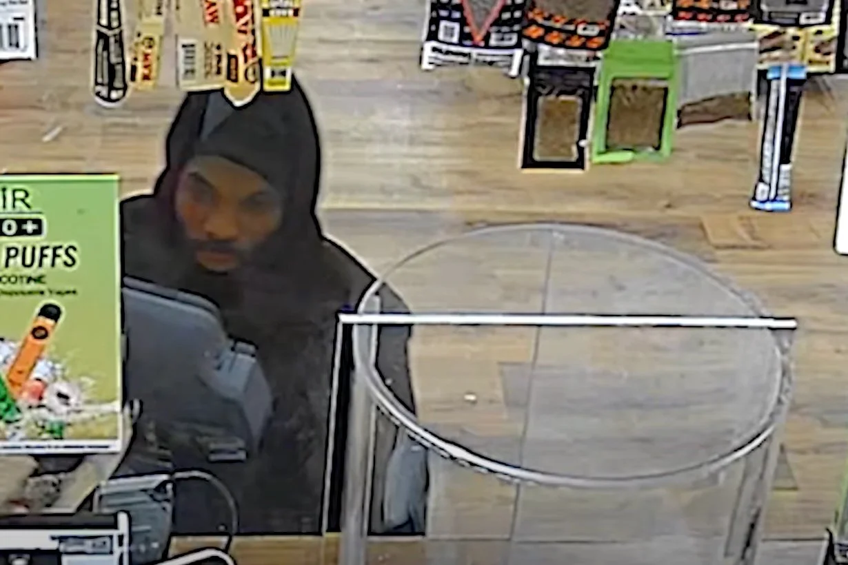 MPD 7D |  Seeks a Suspect in an Armed Robbery n the 2200 b/o Savannah St, SE