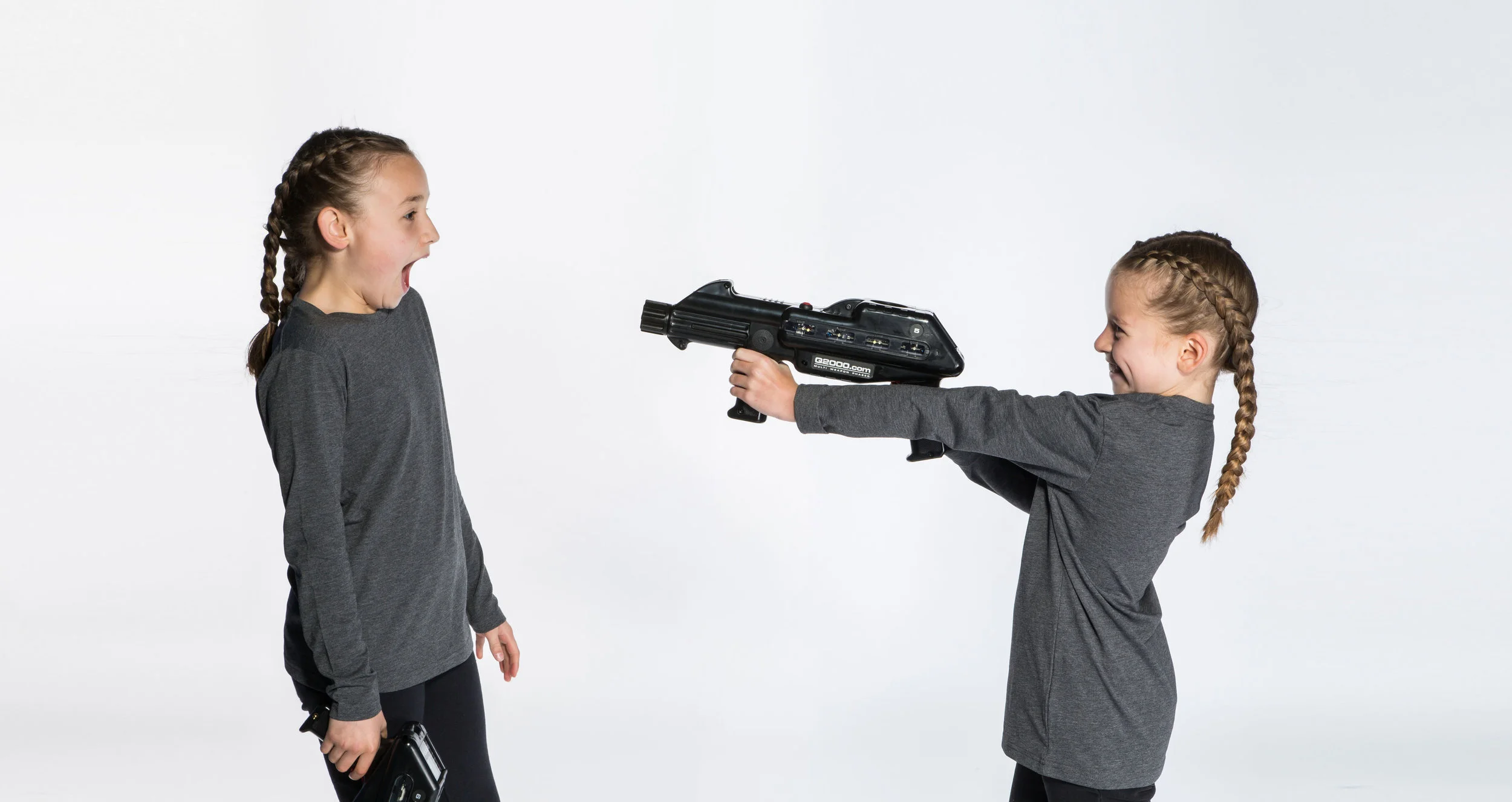 Q2000-mobile-laser-tag-system-girls-shooting.jpg