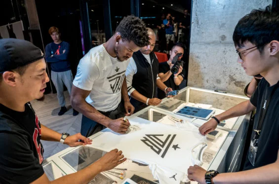 Jimmy-Butler-signed-on-customized-tee-and-gave-Jordan-store-athletes-as-a-gift-565x372.jpg