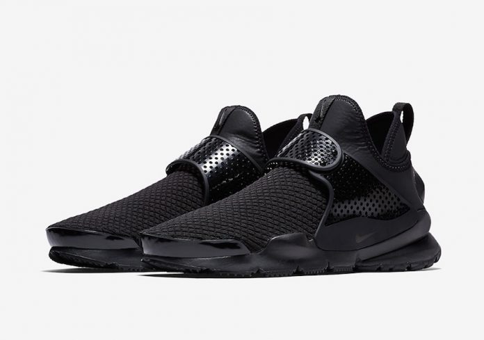 nike-sock-dart-mid-triple-black-924454-001-696x489.jpg