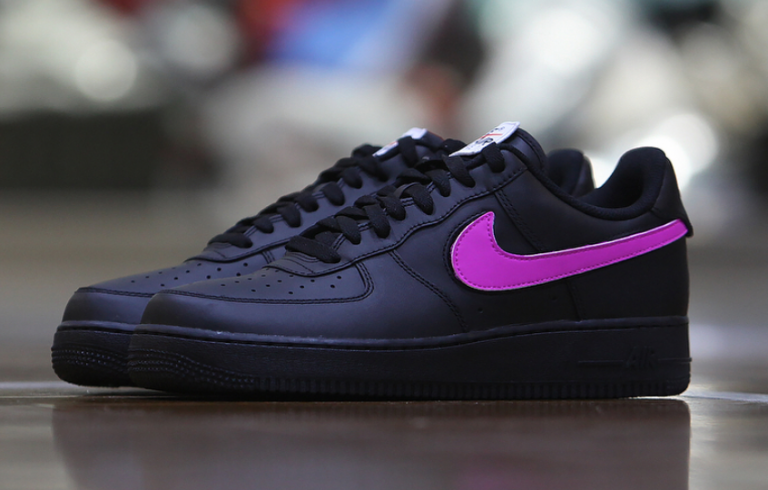 موقف الترباس الحدود nike black and pink 