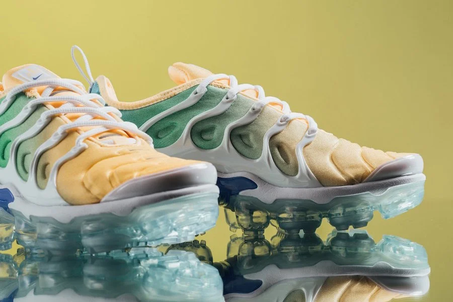 Nike-VaporMax-Plus-Light-Menta-AO4550-100-Front.jpg