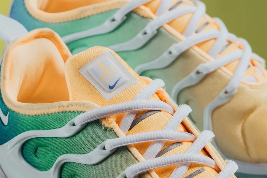 Nike-VaporMax-Plus-Light-Menta-AO4550-100-Tongue (1).jpg