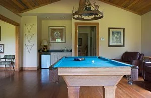 Shadow-Oak-Plantation-Bunkhouse-pool-table.jpg