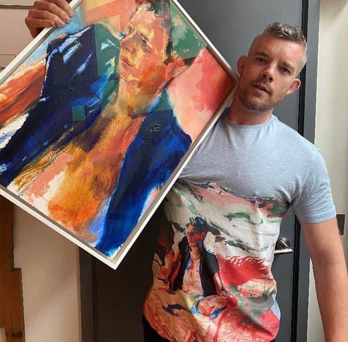 Master pieces 🖼 👕 @russelltovey wearing @doronlangberg &lsquo;s design from the @toddsnyder pride capsule collection - with donations to @visual_aids ❤️