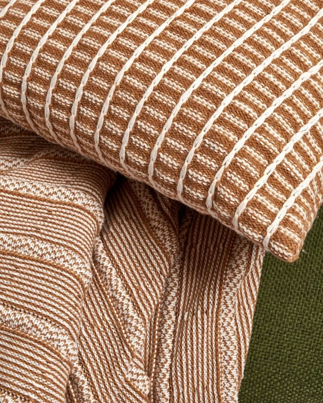 luxe textures are key to an unforgettable guest stay.
all pillows + throws⁣ by blaanks are machine washable and pass wyzenbeek 50,000 double rubs testing.

true custom contract for your next renovation and install.

machine washable
durable
knitted i