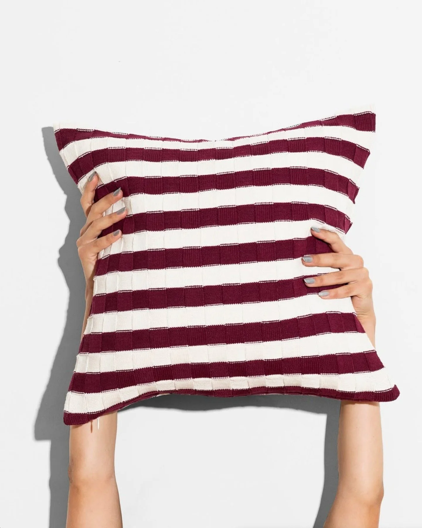 every bl&auml;anks pillow represents soft luxe tactility knitted in the usa with zero waste. 

custom contract
machine washable
big basketweave texture in bordeaux + greggio

| hospitality design, custom decorative pillows