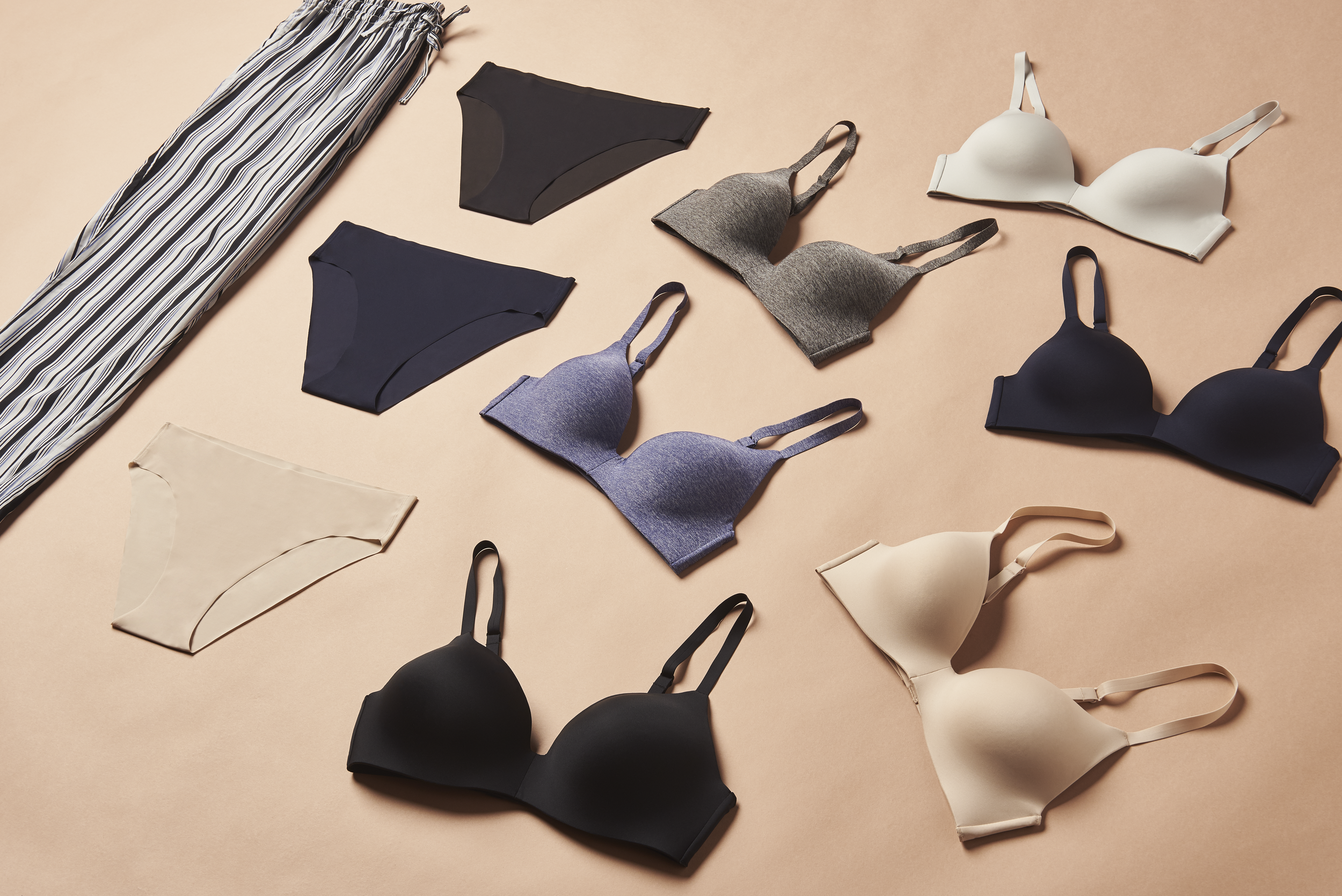 rsz_uniqlo_ss17_flatlay_wirelessbraunderwear_w.png