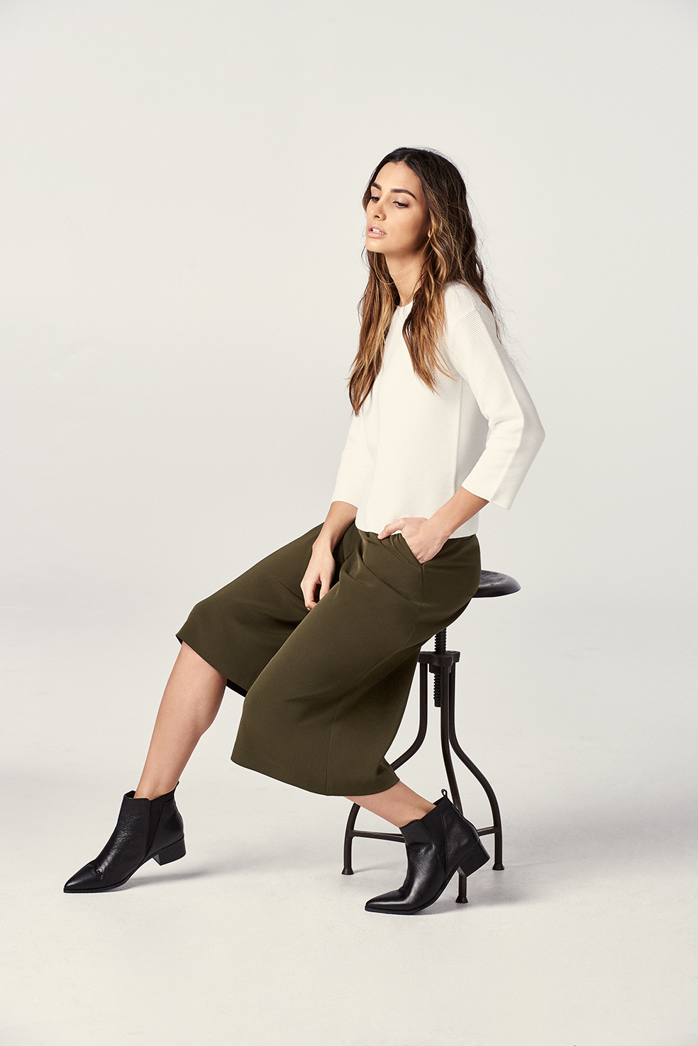 UNIQLO_SS17_Drape_W3_Sitting.png