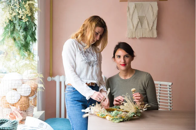 Glamour.com - Décembre 2016 - Le DIY de la couronne de Noël de la boutique Seize A retrouver sur gl amourparis.com