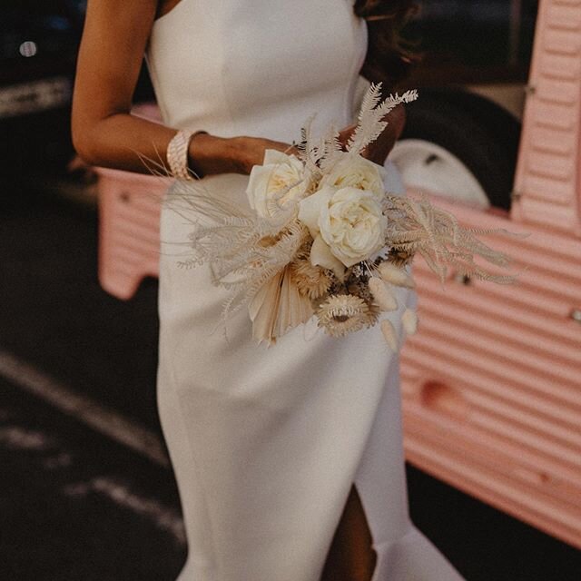 White 🕊 💕
@clarisseetjohan 📸
.
.
.
.
.
.
.
#bride #white #whitebouquet #provencewedding #wedding #weddingdress #bridebouquet #whiteflowers #whoteflower #flower #weddinginspiration #thewildbrides #atelierprairies