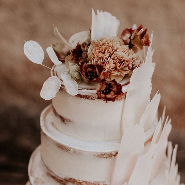 Wedding cake by @clarajungpatisserie @atelierblanc_ 🧡