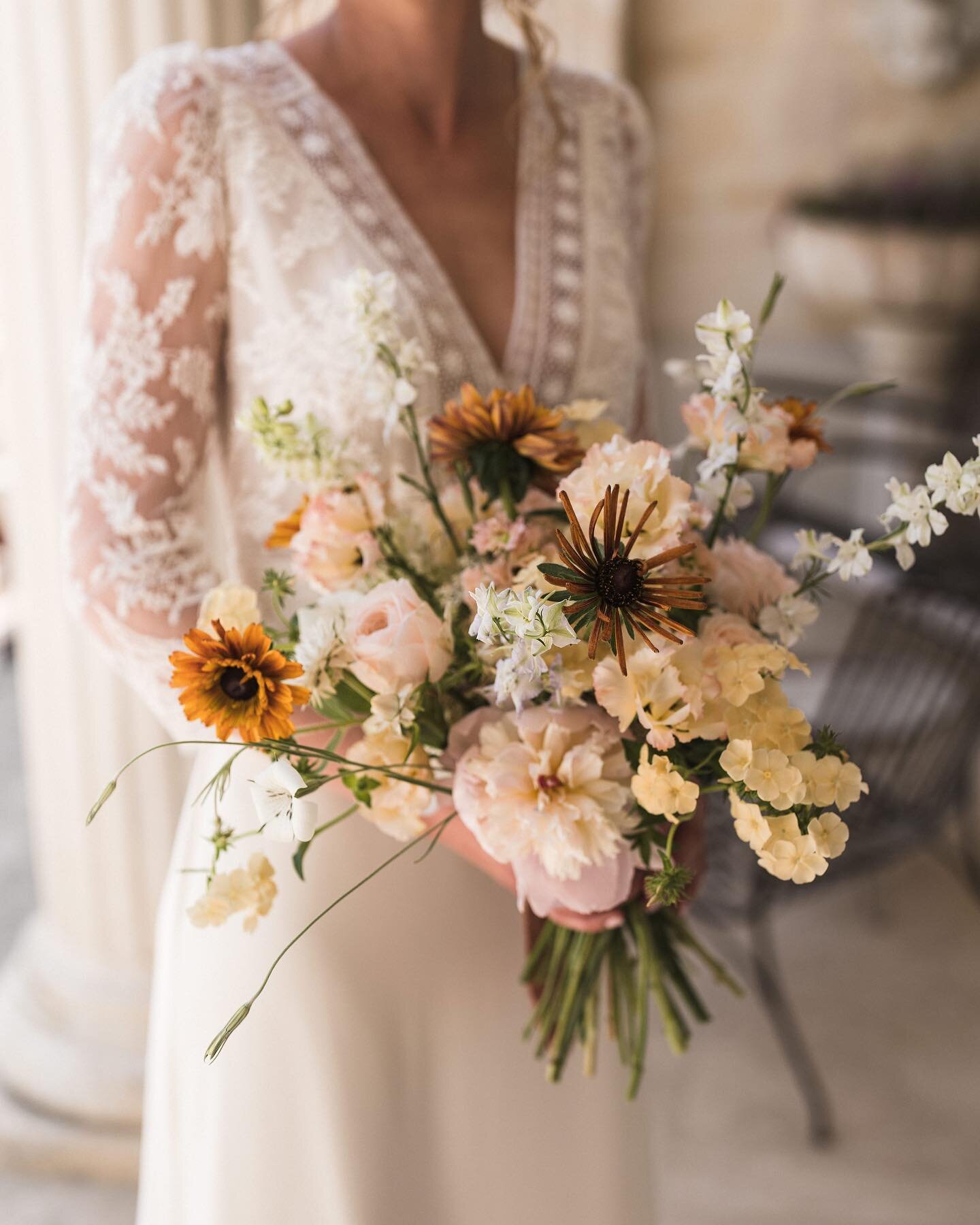 La belle Manon et son bouquet 
compos&eacute; de fleurs fran&ccedil;aises et locales from @lesfleursdumas @hortisud.les.fleurs.du.var 
Et du jardin ☺️

Photo @neupap_photography