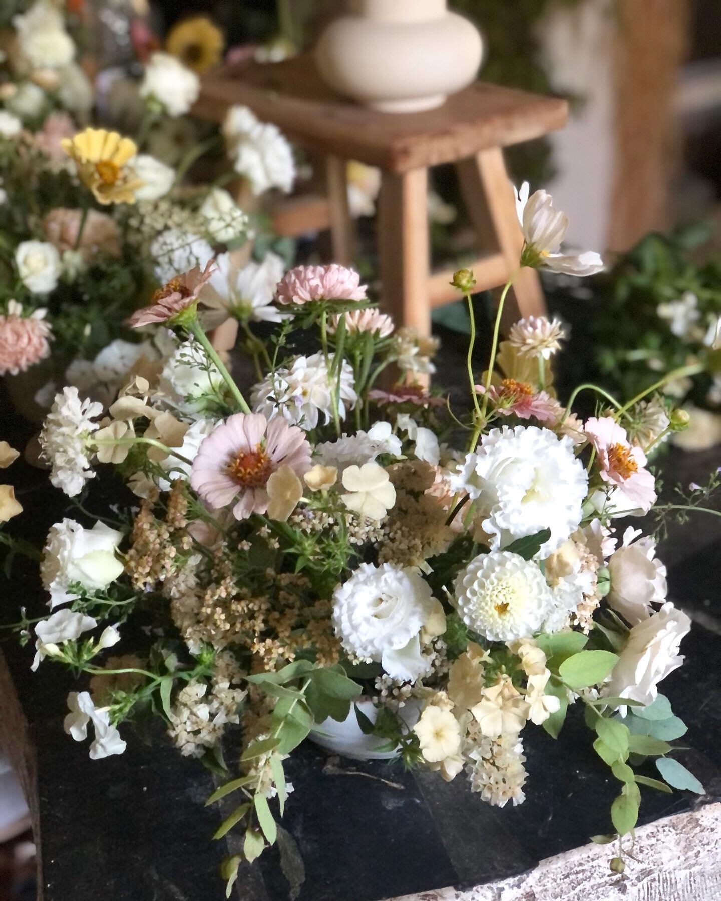 Fleurs de saison : dahlias, phlox, zinnia, achill&eacute;e, lisianthus, eucalyptus, cosmos, immortelles