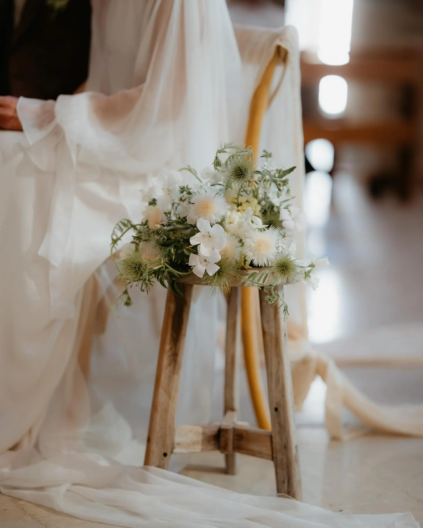 C&eacute;r&eacute;monie religieuse pour Charlotte &amp; Constantin en mai dernier 💛
Avec encore la possibilit&eacute; de belles cueillettes sauvages : oralaya, jeunets, pois sauvage, et quelques unes de mes fleurs pr&eacute;f&eacute;r&eacute;es : ce
