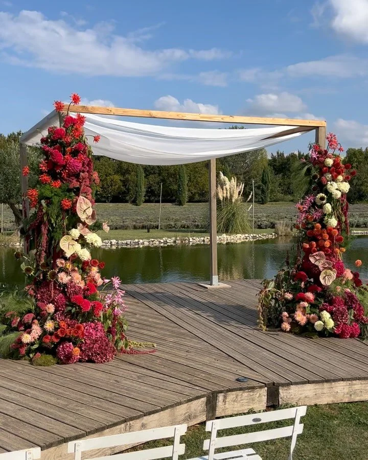 Terminer la saison avec ces couleurs 🥰
Merci &agrave; Noa et Alex pour leur confiance ! 💕

Merci &agrave; mon &eacute;quipe du jour @labrassee_fleurs @allthatgreenery 🫶