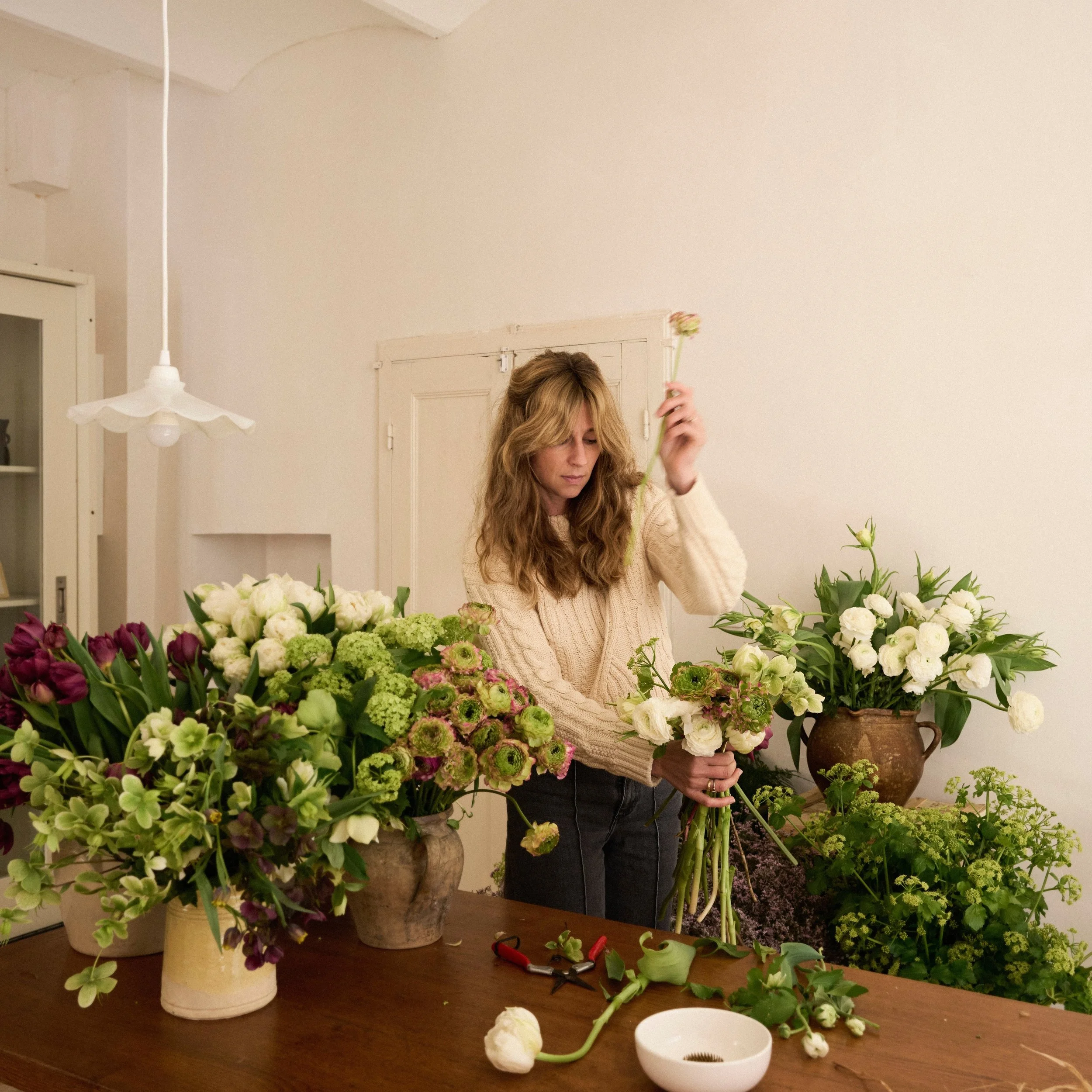 Hello ! Je suis Morgane, je cr&eacute;e des compositions florales pour les mariages et les &eacute;v&egrave;nements dans le Sud de la France.

Les fleurs sont entr&eacute;es dans ma vie il y a une dizaine d'ann&eacute;e, et j'ai cr&eacute;&eacute; At