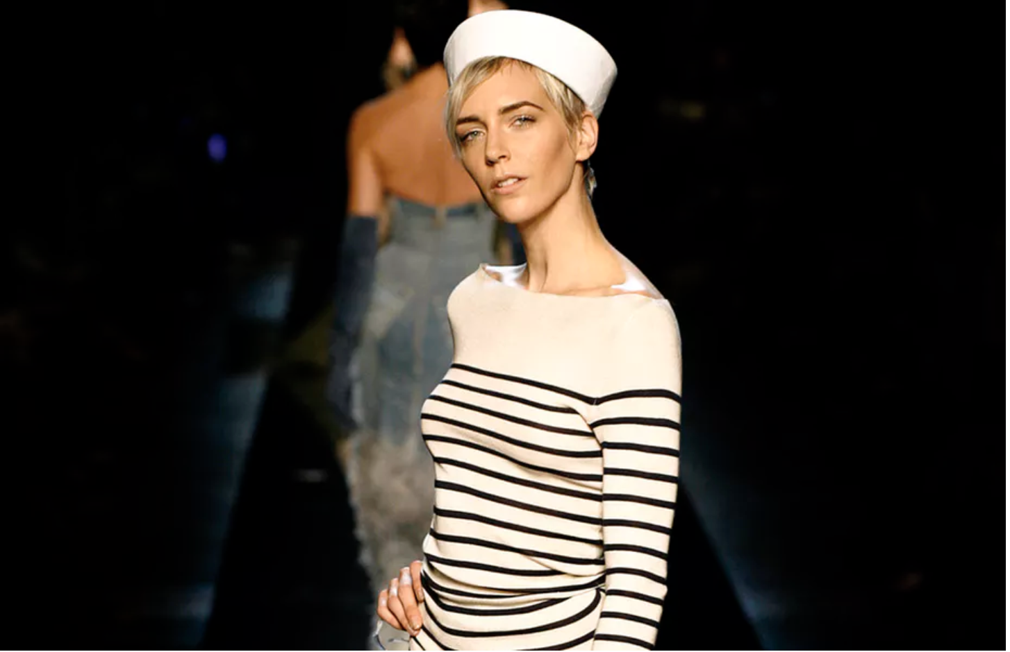 Más cerca en el tiempo, Jean Paul Gaultier tomó la posta e incluyó este motivo geométrico a lo largo de sus 40 años de carrera, posicionándolo como un ítem típico del estilo parisino más chic y ponderado.
