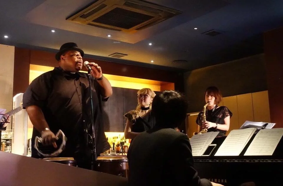 club-Tさんでの以前の出演写真です♪グランドピアノがお席のすぐ手前にあり、近距離で体感できるところもお店の特徴。ソファー席でゆったり聞けます。