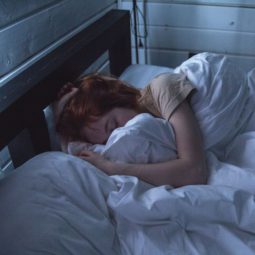 adult-asleep-bed-935777.jpg