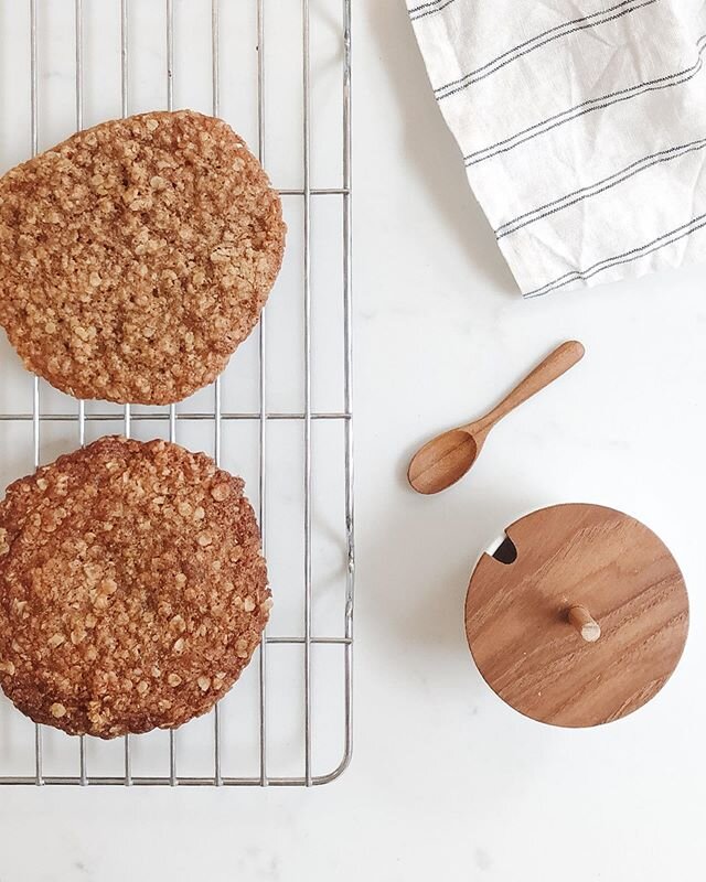 Lockdown has its perks...I have been trying so many healthy cookie recipes and this cinnamon oat cookie is my fav! Head to my stories if you want the recipe 🍪