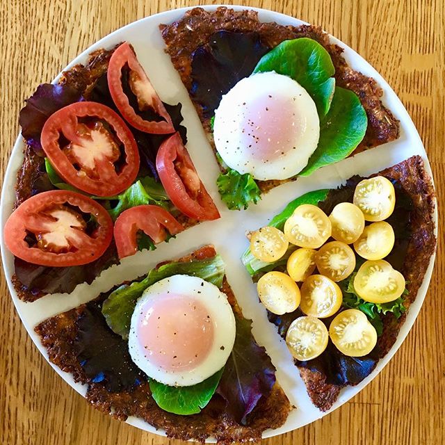 Easy lunch.  Low carb, no flour @califlourfoods pizza crust topped with salad contents of greens 🌿 eggs 🍳 sunny side up, and tomatoes 🍅 .
.
.
.
.
.
#cauliflowerpizza#califlourfoods#lowglycemic#nosugar#califlourfoods#stopsugarcravings#lowglycemicdi